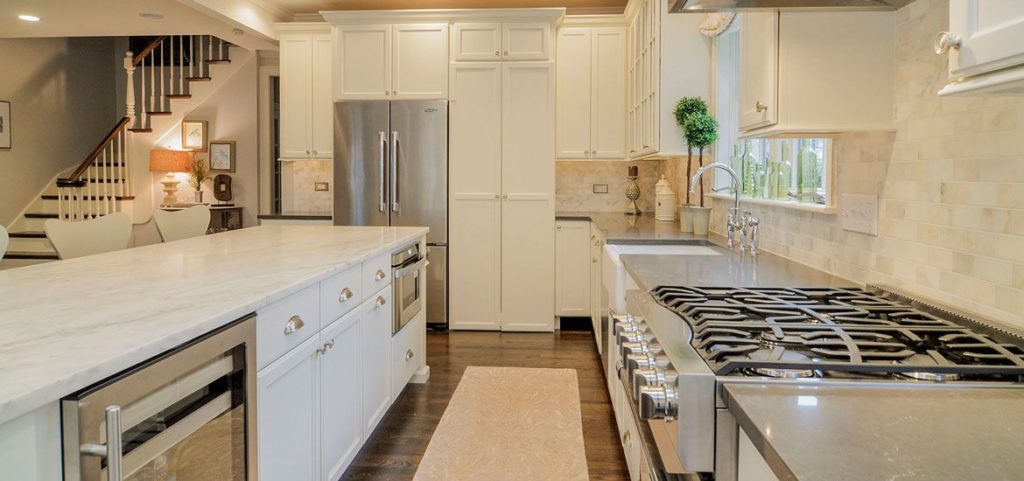 kitchen with a small gap between wall cabinet top and ceiling